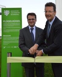 Andreas Feicht, Vorstandsvorsitzender der Stadtwerke Wuppertal, und Uni-Rektor Prof. Dr. Lambert T. Koch eröffnen den Flügel-Hügel - Foto: mg